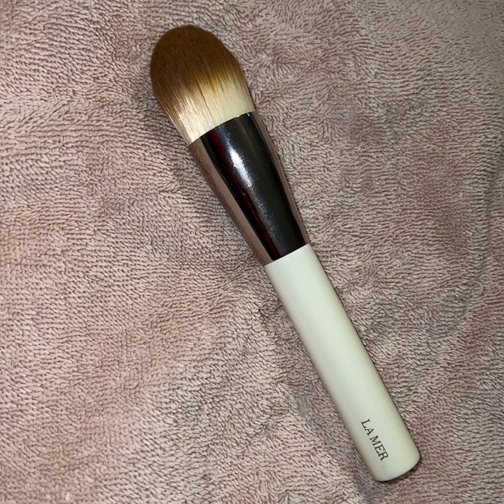 La Mer foundation brush